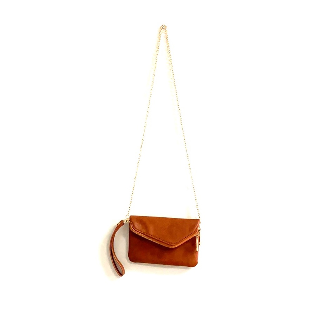 Changeable strap wristlet